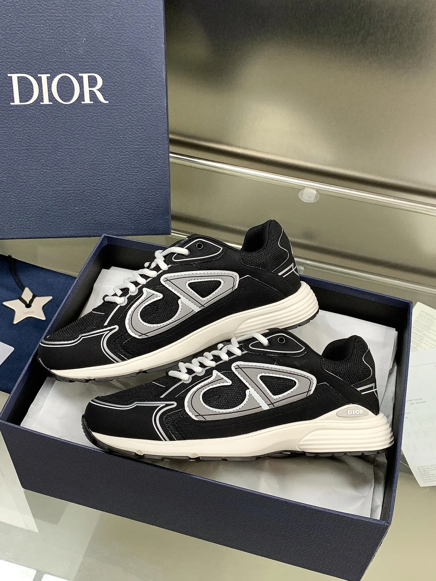 👟👟Ex-factory price 660👟👟 Newly upgraded Dior B30 series dad sneakers. New B30 sneakers. Dad Shoes style shoes that follow the trend of the retro market. The Dior logo on the tongue also indicates that this pair of shoes is the B30 model! B30 uses fine-textured leather and mesh cloth materials to form a shoe body. There are conspicuous letters CD on both sides of the shoe body to indicate identity. Many lines on the shoe body outline details to make the shoes look less monotonous and full of retro flavor. The delivery counter is exquisitely packaged🛍📦 ▪️Fabric: Original customized technical fabric + mesh ▪️Inner lining: Customized breathable lining ▪️Outsole: IP+TPU outsole ▪️Sole thickness: 3.5CM ▪️Size: Women’s size 35-40 / Men’s size 39-45
